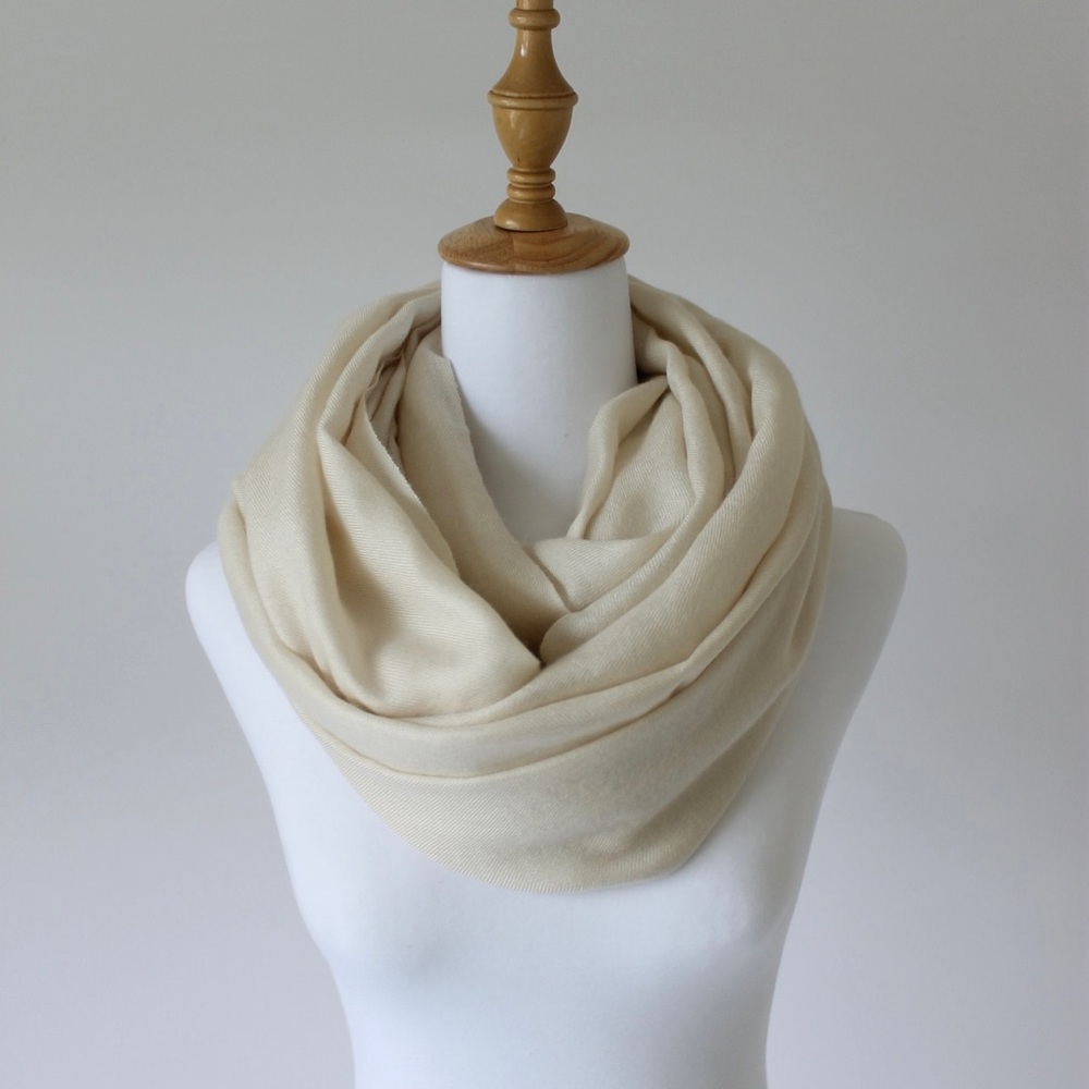 Pashmina Cashmere & Silk Scarf. Cream color. Handmade in Italy. New w/o tags.